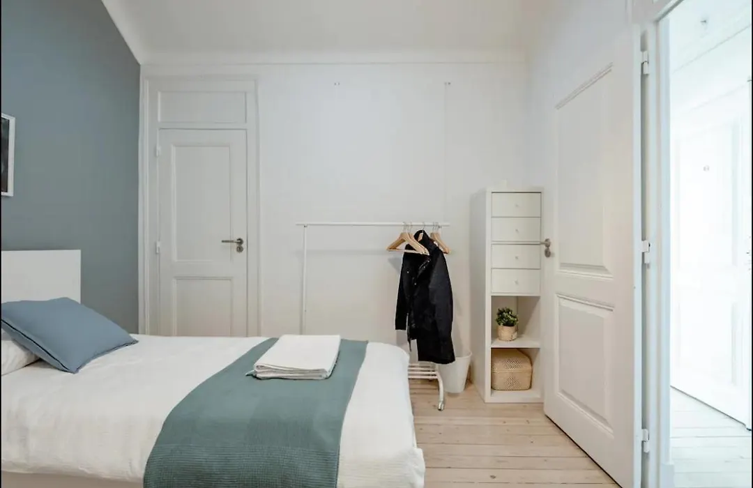 2 Bedroom Apartment With Great Transport Links To The Heart Of Lisbon-1