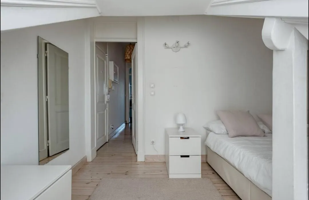 2 Bedroom Apartment With Great Transport Links To The Heart Of Lisbon-1