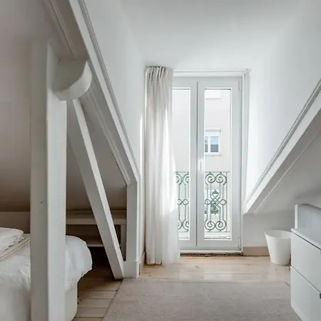 2 Bedroom Apartment With Great Transport Links To The Heart Of Lisbon-3