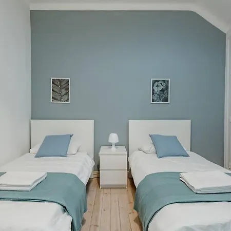 2 Bedroom Apartment With Great Transport Links To The Heart Of Lisbon-3