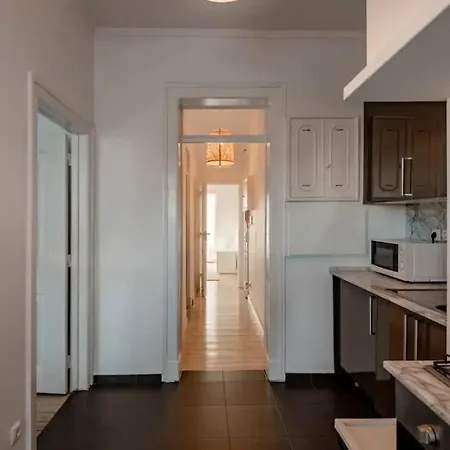 2 Bedroom Apartment With Great Transport Links To The Heart Of Lisbon-2