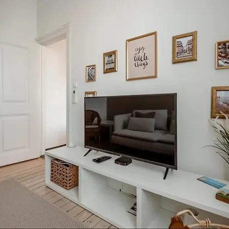 2 Bedroom Apartment With Great Transport Links To The Heart Of Lisbon-2